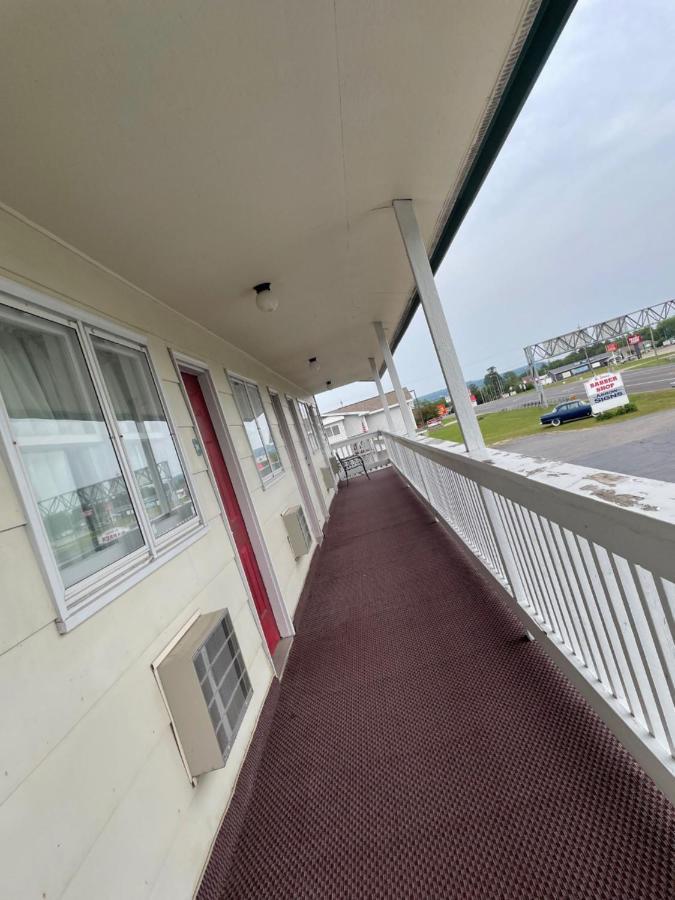Voyager Inn St. Ignace Exterior foto