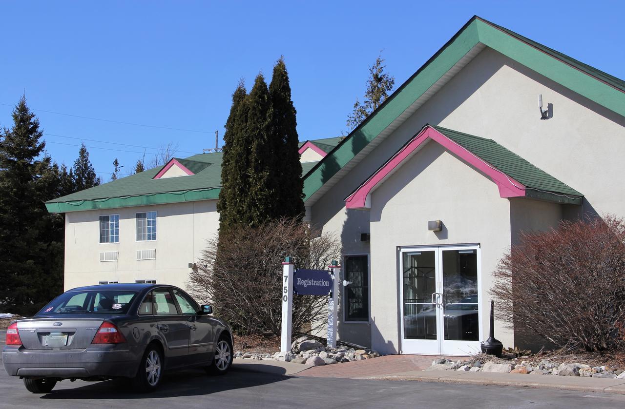 Voyager Inn St. Ignace Exterior foto